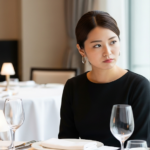 ぷいっと顔をそらす人の心理｜男女別の脈ありサインと対処法